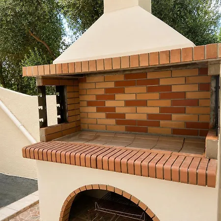 Alio Seaside Maisonette, Steps From